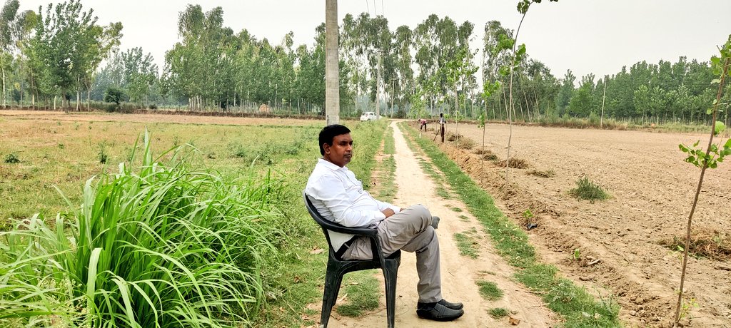krameshofficial's tweet photo. आज की दिनचर्या सैंडलवुड की खेती के लिए जमीन को तैयार कराते हुए,आपके शहर रामपुर में और यूपी में पहली बार सैंडल वुड की हम खेती और नर्सरी करने जा रहे हैं। 1 साल मे�� आपको अपने ही शहर में मिलेंगे सैंडलवुड के पेड़ जिसे आप अपने घर के आंगन में लगाकर घर को सुगंधित और सौंदर्य बना सकते हैं https://t.co/1dC8nqgeKf