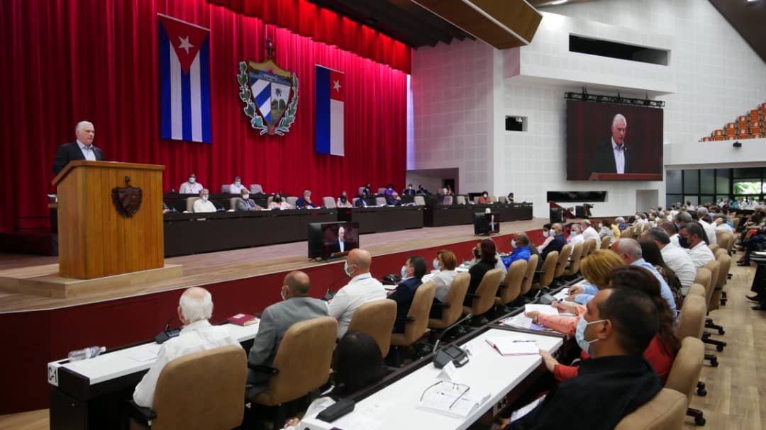 PresidenciaCuba's tweet photo. Les compartimos algunas de las ideas que #AHORA comparte el Presidente @DiazCanelB en la sesión de clausura de la Quinta Sesión Extraordinaria de la IX Legislatura de la @AsambleaCuba.

ABRIMOS HILO 🧵 https://t.co/6xODuJzCZL