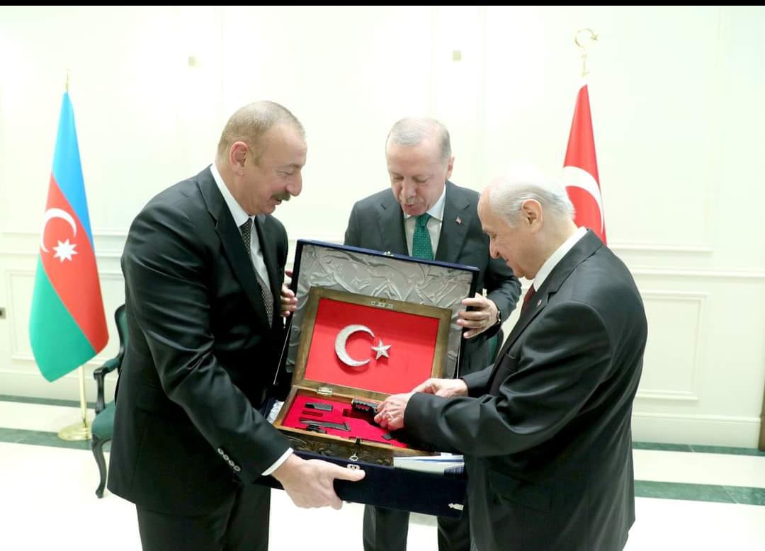 KiperGokben's tweet photo. Genel Başkanımız Sayın Devlet Bahçeli, Rize-Artvin Havalimanı Açılış Töreni’ne katılmak üzere ülkemizi şereflendiren Azerbaycan Cumhurbaşkanı Sayın İlham Aliyev’e, altın kabzalı yerli üretim Sarsılmaz silah hediye etmiştir. Silahın üzerine de “Karabağ Fatihi” yazılmıştır. https://t.co/ec8aFogBTM