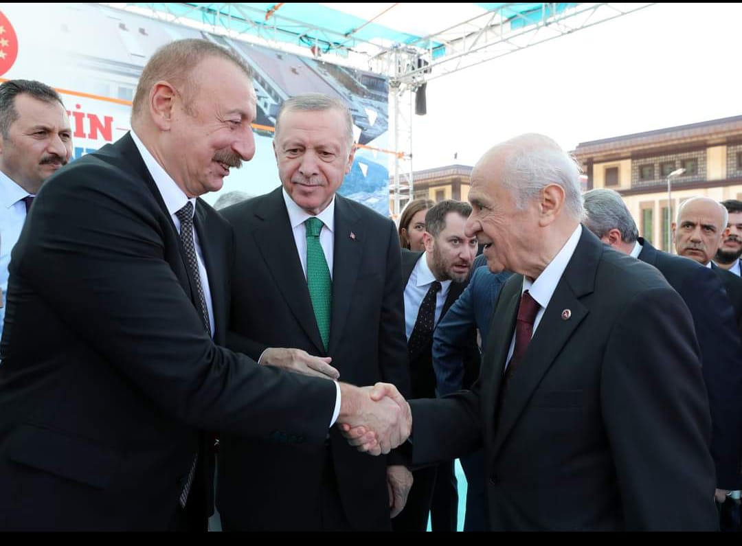 Genel Başkanımız Sayın Devlet Bahçeli, Rize-Artvin Havalimanı Açılış Töreni’ne katılmak üzere ülkemizi şereflendiren Azerbaycan Cumhurbaşkanı Sayın İlham Aliyev’e, altın kabzalı yerli üretim Sarsılmaz silah hediye etmiştir. Silahın üzerine de “Karabağ Fatihi” yazılmıştır.