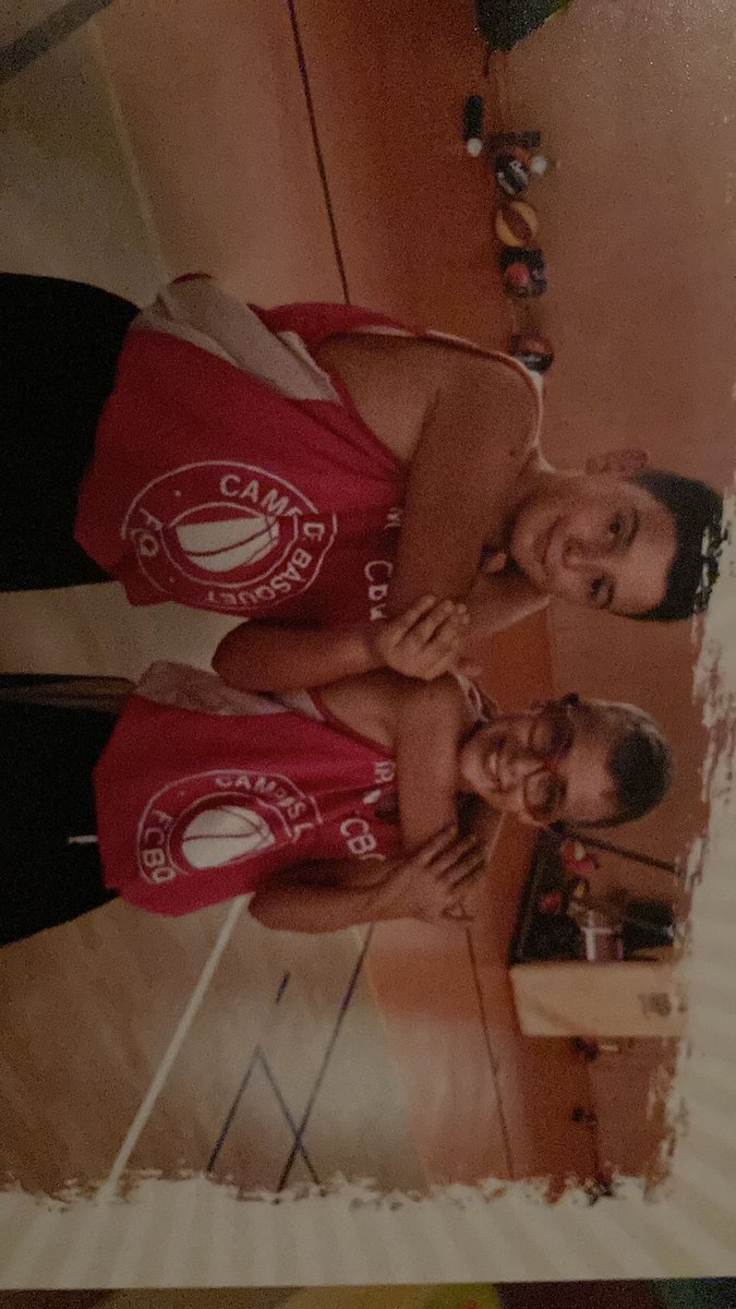 JoseAlba74's tweet photo. @UERPinedadeMar 
Lo bonito del baloncesto es que dos grandes jugadores, pequeñajos en la foto, que convivieron juntos, se enfrentaron y disfrutaron de lo que más le apasiona....el baloncesto. El resultado fue lo de menos. Me quedo con esta foto. 🏀🏀🏀🏀 https://t.co/OIYFAwLFH9