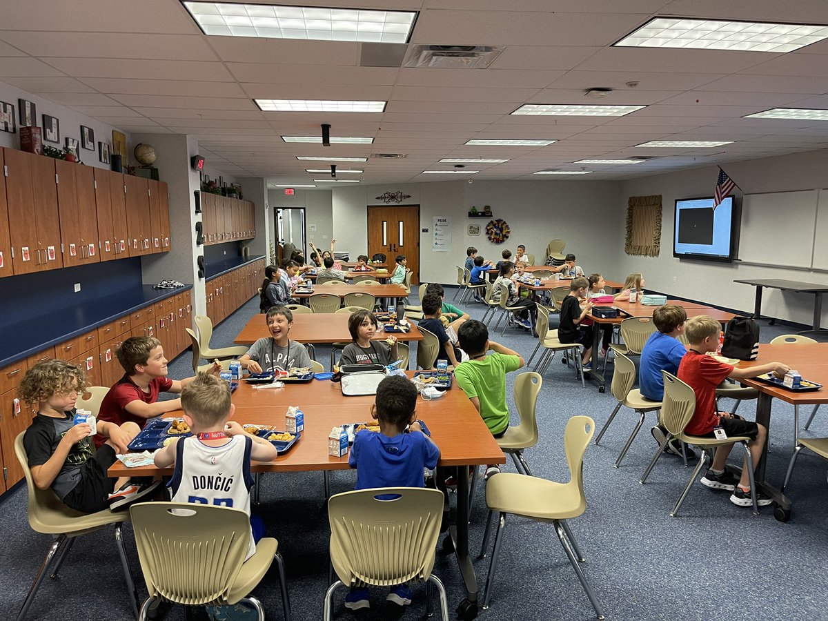 These kids all@warned 2nd grade movie lunch!! <a href="/mrsobrien2nd/">Sarah O’Brien</a> <a href="/MrsWymer02/">Melissa Wymer</a> @Albright2nd