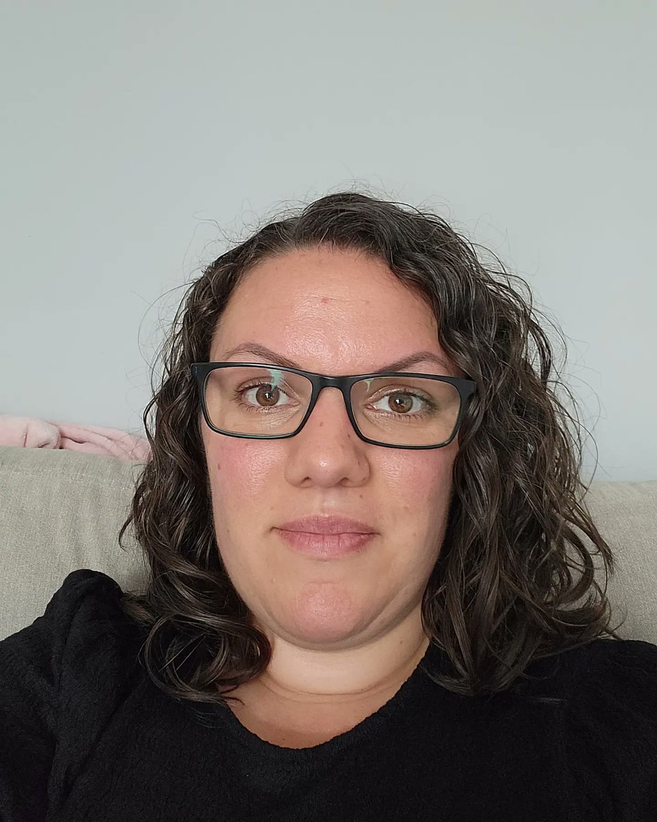 Victoria_Jean85's tweet photo. Well, my bonnet stayed on overnight and i was able to wear my curls to work. I did get rained on a little and a bit of fizz started to appear but i made it through curly hair day 2 🤗
🤞 for tomorrow..... https://t.co/jgCc0v0wAP