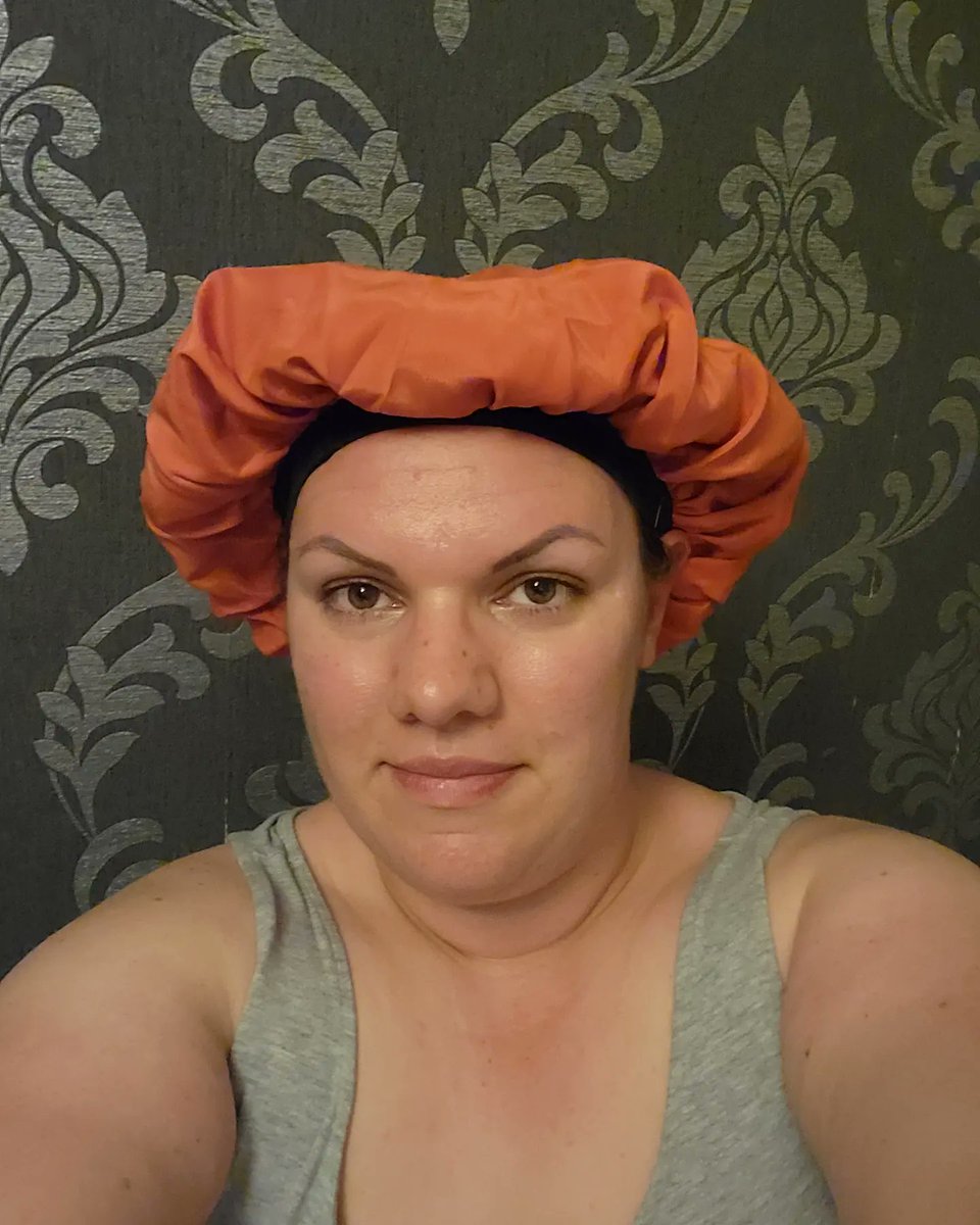 Victoria_Jean85's tweet photo. Well, my bonnet stayed on overnight and i was able to wear my curls to work. I did get rained on a little and a bit of fizz started to appear but i made it through curly hair day 2 🤗
🤞 for tomorrow..... https://t.co/jgCc0v0wAP