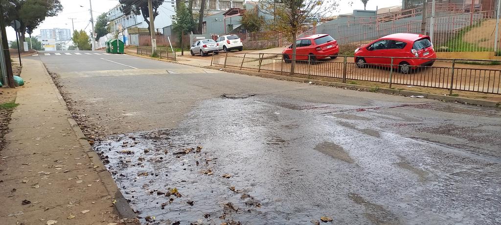 alejandro_e_f's tweet photo. @esval_chile Solo para actualizar, aunque hubo trabajos en el alcantarillado el problema se mantiene https://t.co/xpfNoVqeuy