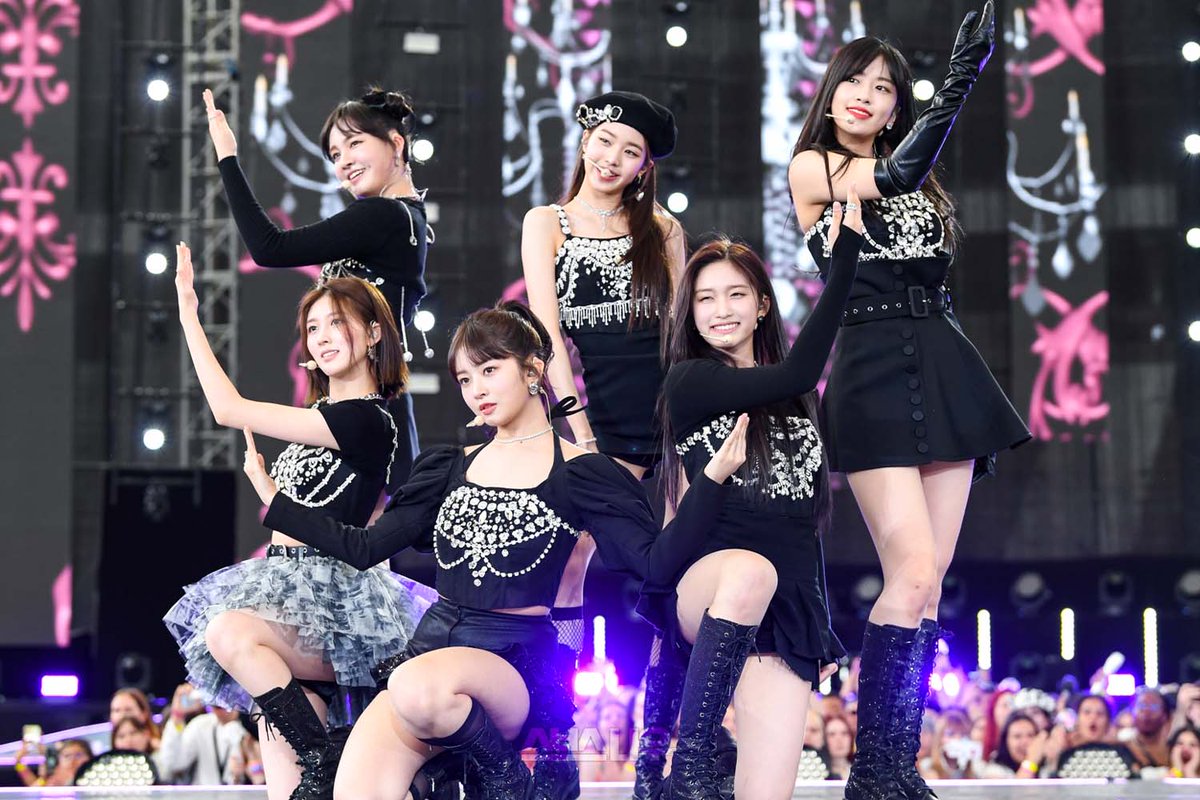 IVEYUJlN's tweet photo. Two precious days of performing 3 songs of pride in Germany in K-Pop Flex, the official photo of the stadium has been released with hundreds of spectators cheering IVE in their performance. Shouted by each name, all of them are unforgettable and will always be remembered. https://t.co/4rlHr8jJHM