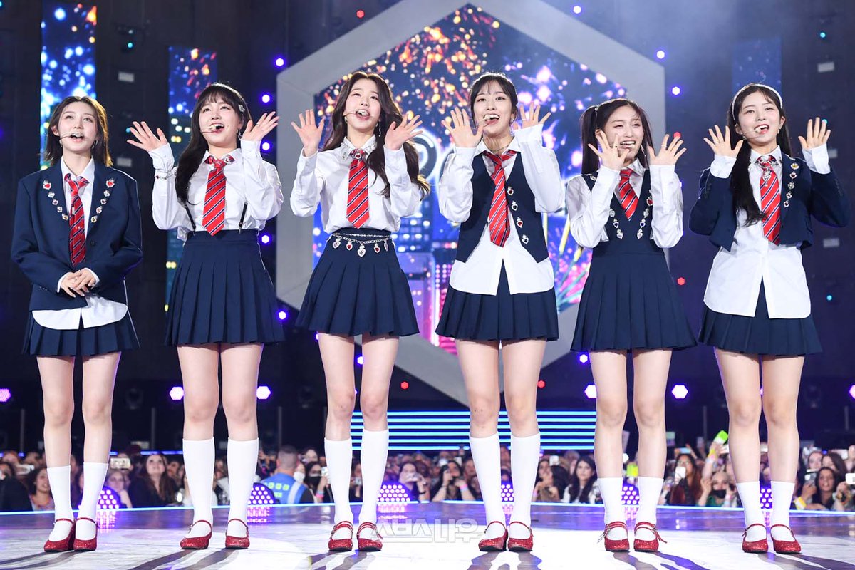 IVEYUJlN's tweet photo. Two precious days of performing 3 songs of pride in Germany in K-Pop Flex, the official photo of the stadium has been released with hundreds of spectators cheering IVE in their performance. Shouted by each name, all of them are unforgettable and will always be remembered. https://t.co/4rlHr8jJHM