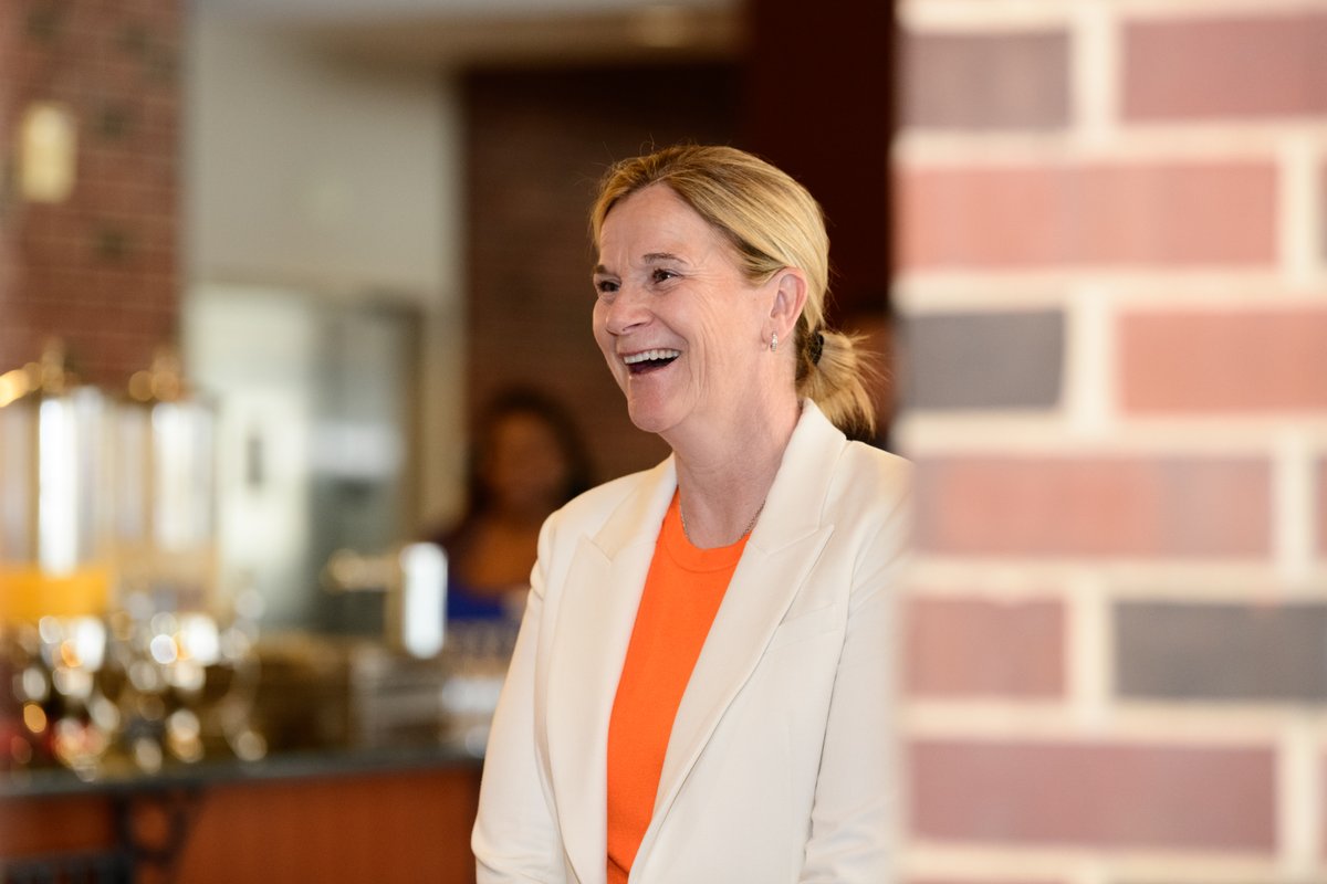 IlliniAthletics's tweet photo. Before winning 2 FIFA World Cups and 2 FIFA Coach of the Year awards, Jill Ellis was @illinisoccer's first head coach. NBD.

#Illini https://t.co/g1WGDyTbh9