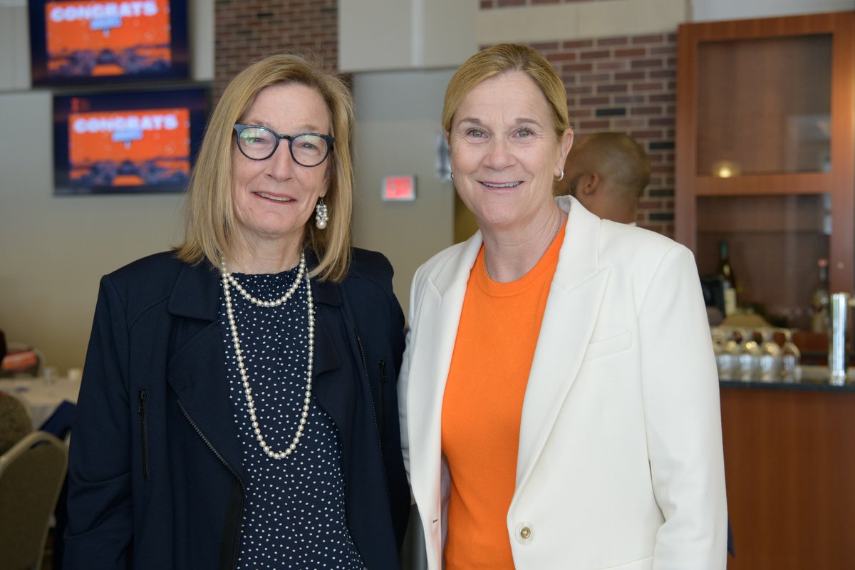IlliniAthletics's tweet photo. Before winning 2 FIFA World Cups and 2 FIFA Coach of the Year awards, Jill Ellis was @illinisoccer's first head coach. NBD.

#Illini https://t.co/g1WGDyTbh9