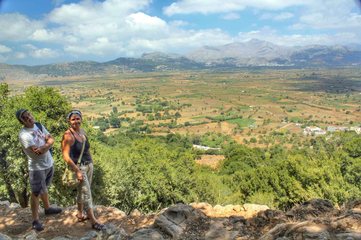 AlAlbaNovela's tweet photo. "La llanura Fértil, como la conocían los habitantes de la Isla, era un inmenso círculo delimitado por colinas y montañas. Su diámetro era enorme." #AlAlbanovela meseta #Lassithi #Creta #Minoicos #Minos #Mediterráneo #Egeo #Grecia #Zeus #cueva #Dikteon #EdAmarante https://t.co/3Y8aW3kAGf