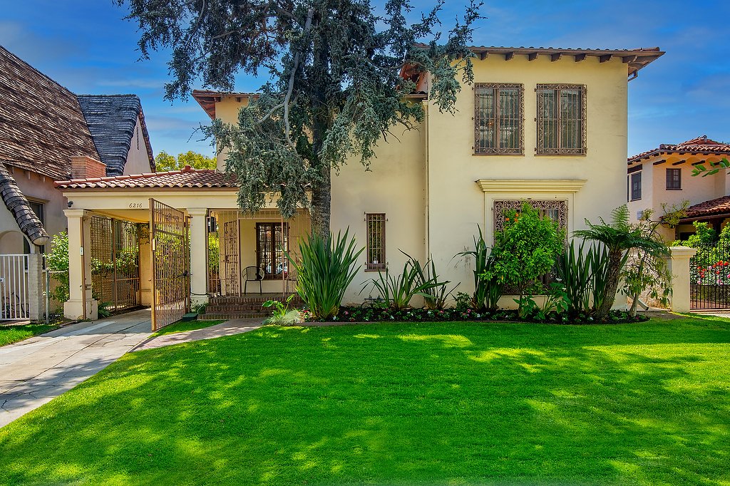 PeteBuonocore's tweet photo. SOLD IN CARTHAY CIRCLE | $2,860.000 | 6216 Warner Drive, LA 90048. 4+3, Pool. 2,815 sqrft. Alluring, 1923 gated Mediterranean in historic #Carthay Circle. https://t.co/YUwiqNdsF5 #carthaycircle #weho #beverlyhillshomes #beverlyhills #losangeles #realestate #realtors #realtorlife https://t.co/g7dJ6YL20J