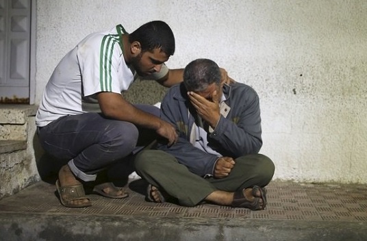 jamaliaat's tweet photo. " الديون ليست أموالاً فقط !
الديون كلمة حانية في لحظة انكسار.. مواساة في لحظة حزن.. مساندة في لحظة ضعف.. إرشاد في لحظة تيه.. نصيحة في لحظة طيش.. ضمة في لحظة عزاء.. تربيتة على كتف في لحظة وهن..
هذي ديون مسموح ألّا تُسدد، ولكن من العار أن تُنسى " (م)

#جماليات 
#جبر_الخواطر https://t.co/u3yUIfh6d1