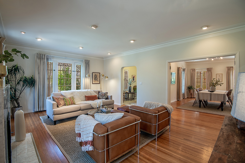 PeteBuonocore's tweet photo. SOLD IN CARTHAY CIRCLE | $2,860.000 | 6216 Warner Drive, LA 90048. 4+3, Pool. 2,815 sqrft. Alluring, 1923 gated Mediterranean in historic #Carthay Circle. https://t.co/YUwiqNdsF5 #carthaycircle #weho #beverlyhillshomes #beverlyhills #losangeles #realestate #realtors #realtorlife https://t.co/g7dJ6YL20J
