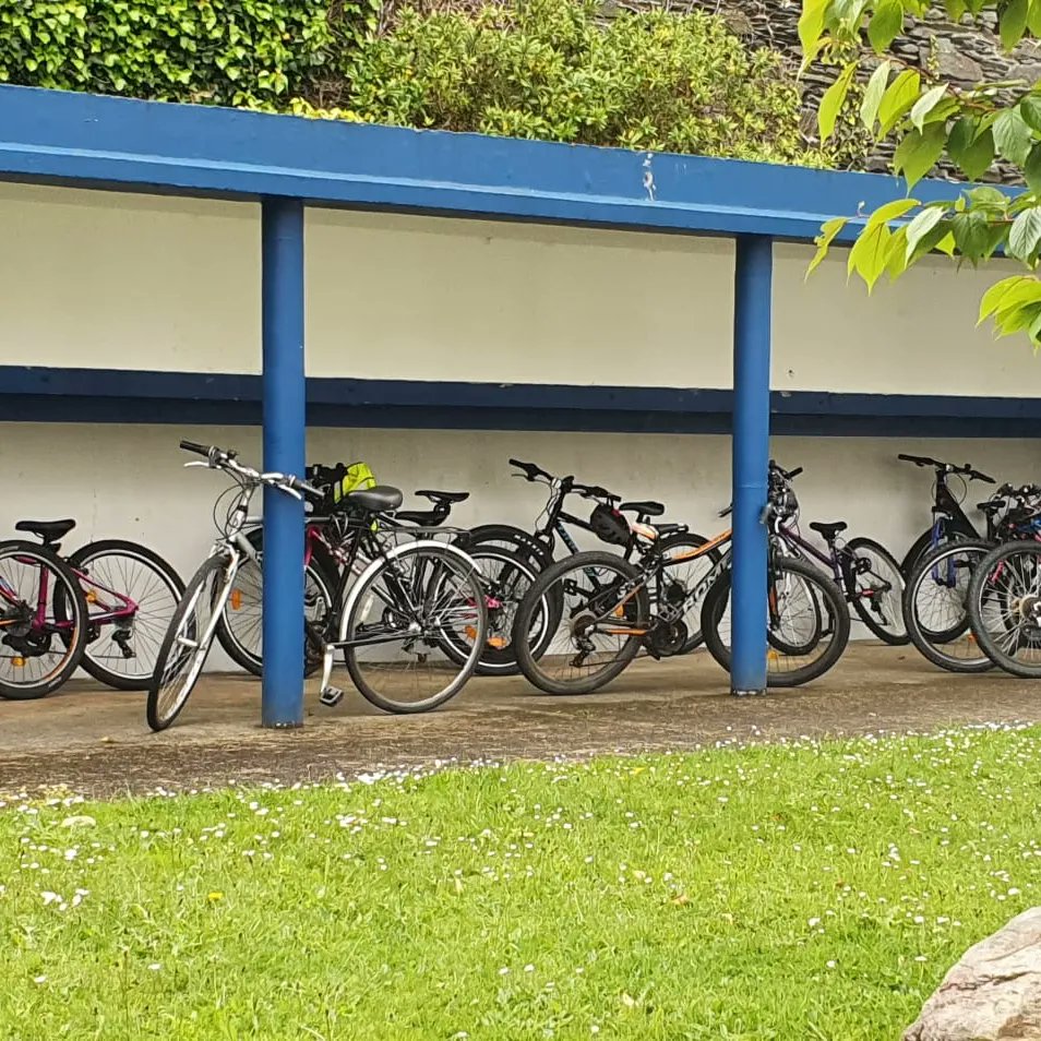 KerryRSP's tweet photo. A fabulous turnout from Scoil Saidhbhรญn 5th and 6th class students, who cycled to school as part of Kerry BikeWeek....well done everyone!! ๐ด๐ด๐พโโ๏ธ๐ด๐ปโโ๏ธ
#BikeWeek / #ClickintoGear / #BikeWeekKerry /
#BikeWeek2022 https://t.co/UKICMzPxv6