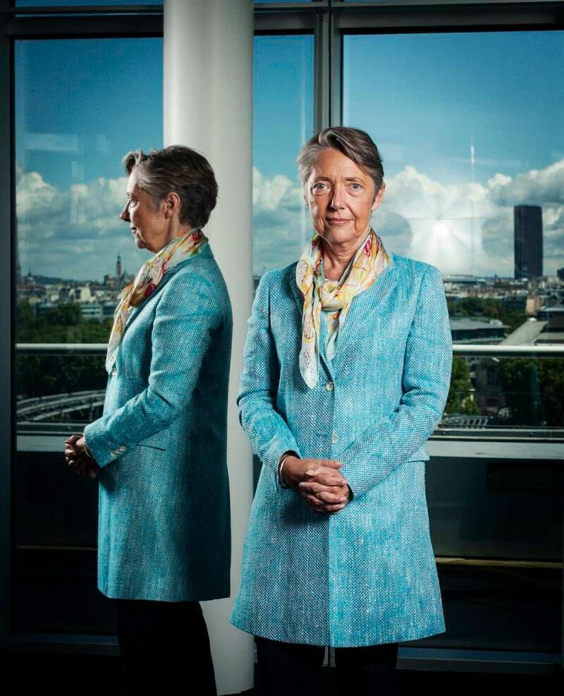 «Tous ceux qui en parlent admirent la performance de la tenace Mme Borne qui a survécu plus d'un an au poste de directrice de cabinet de Ségolène Royal. Cela déclenche chez elle un sourire.» 

Le portrait d'Elisabeth Borne dans @Libe, archive de 2015 ➡️ bit.ly/3wxbEYl