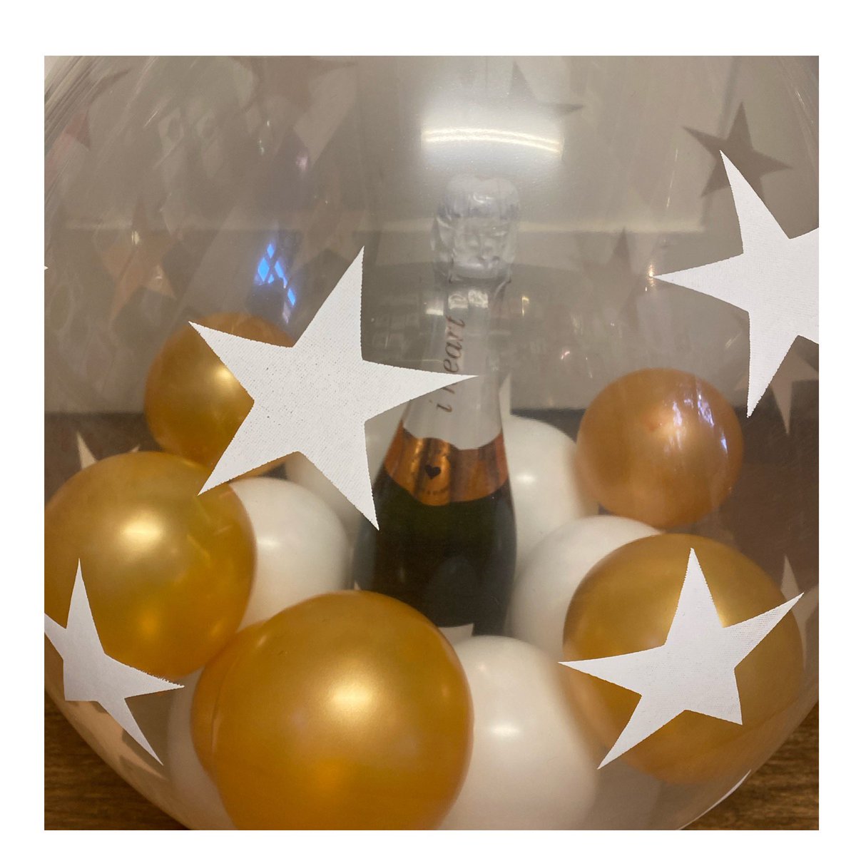 Pop when you pop! 

I loved making this stuffed for a best friend to gift to a very special mum to be. 👶🏻

#bespokeballoons #popthecorkwhenyoupopthebaby #champagne #giftidea #bespokegifts #handmade #occasionspartyshop #sw1 #partyshop #londonpartyshop