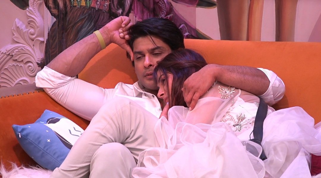 Who needs some #SidNaaz loving ❤...  some cute moments on timeline?. 😉😊 #SidNaazForever