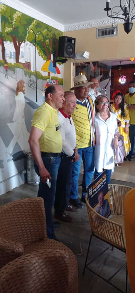 Asobares's tweet photo. En Valledupar, continuamos socializando la Agenda por la Economía nocturna con candidatos a la Presidencia de la República, hoy con @ingrodolfohdez reunido con comerciantes del Depto del Cesar @AsobaresCesar . Seguimos visibilizando los retos del sector. https://t.co/1XlprVQSsB