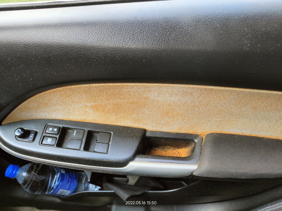 bsnltta's tweet photo. @NexaExperience @Maruti_Corp    look at the door of maruti baleno , a yellow dust powder are coming from all four doors and black clothes out https://t.co/GzdcjQrGh5
