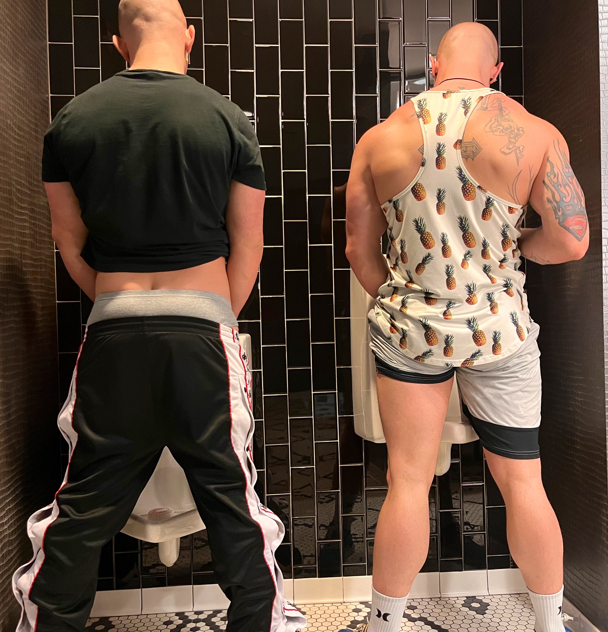 1 pic. Niko takin a peak at what i got to punch @tldyson @Niko_NKCXXX #publicgay #gaybrothers #gaytwins