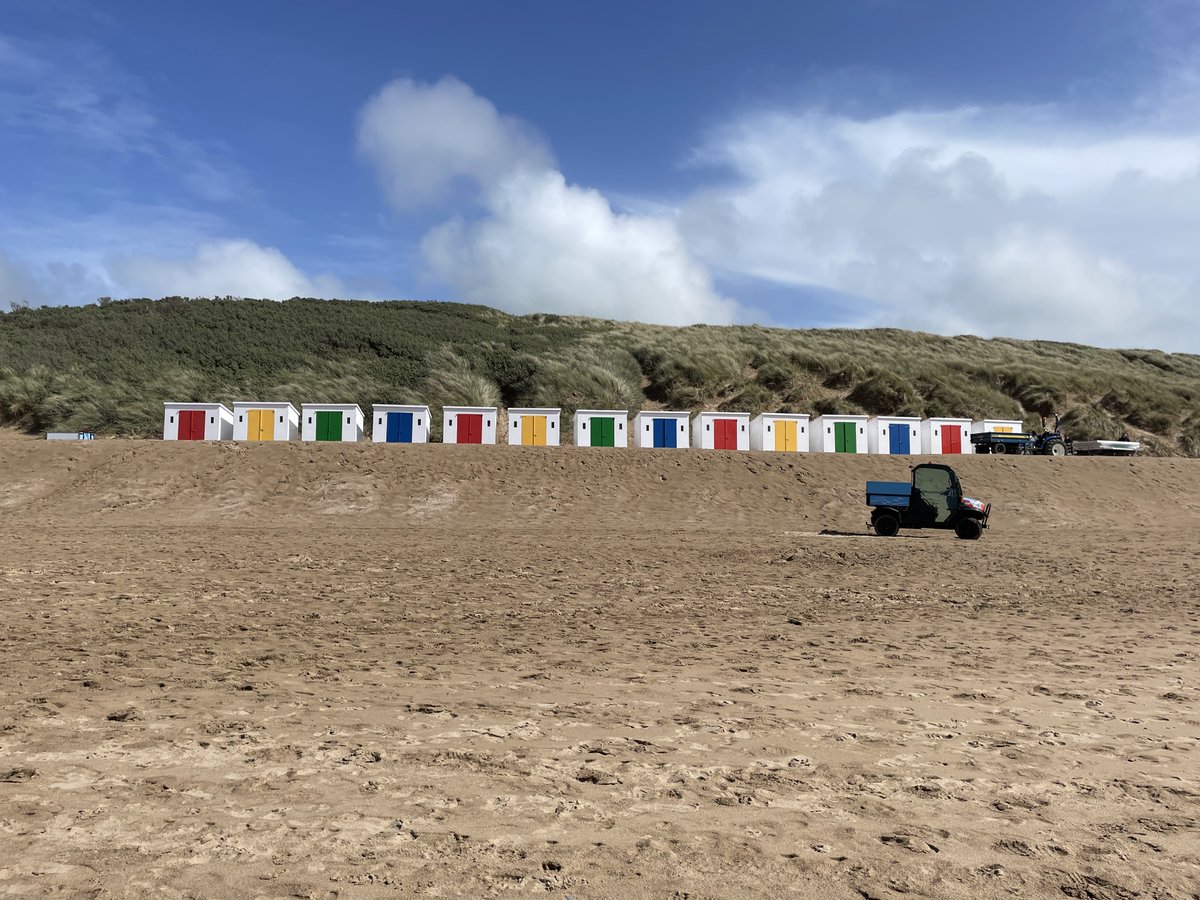 BeachWoolacombe's tweet photo. They finally finished today with 19 huts erected - well done chaps👍👍👍👍 https://t.co/qiK3HQM1RF