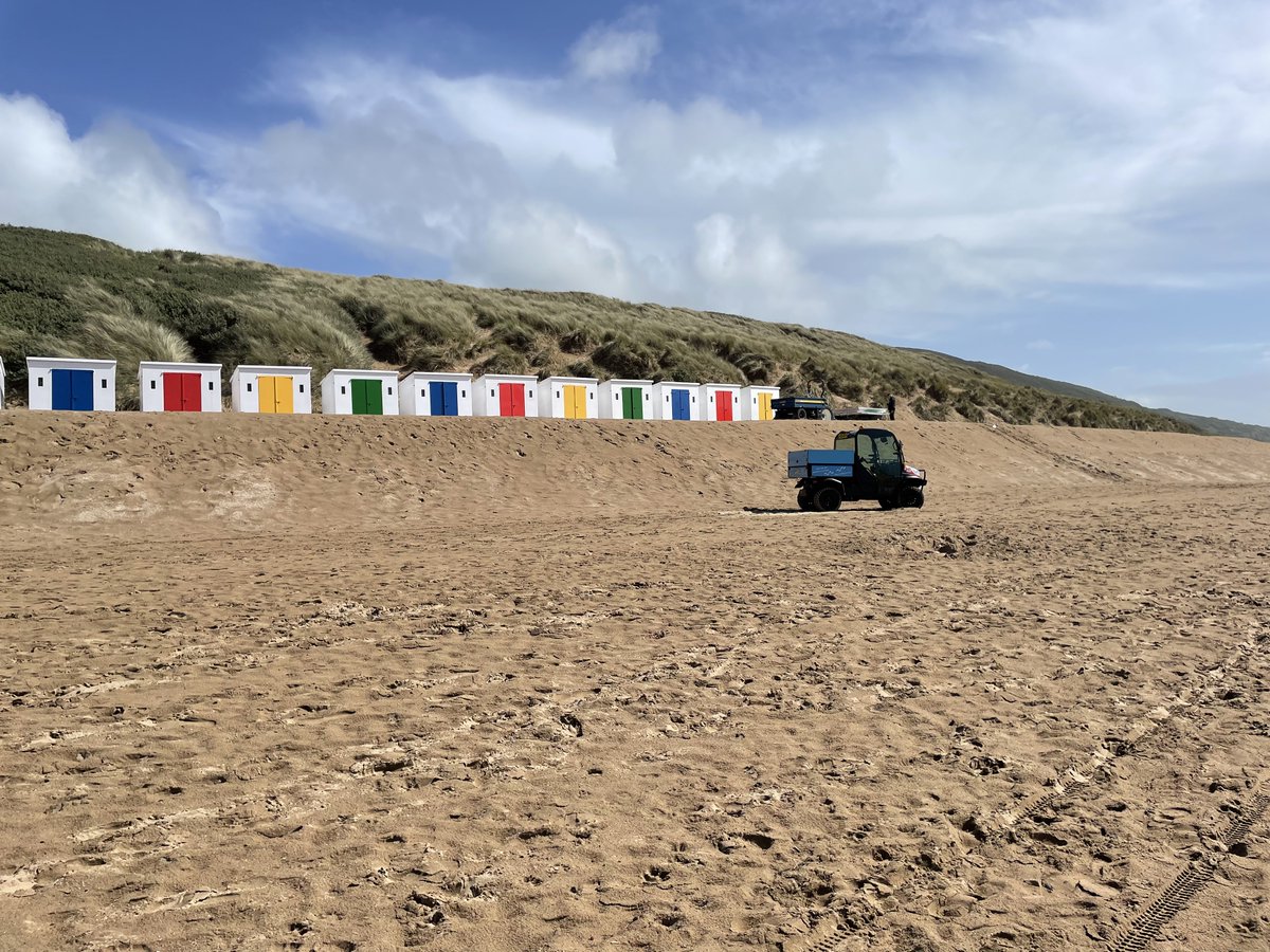 BeachWoolacombe's tweet photo. They finally finished today with 19 huts erected - well done chaps👍👍👍👍 https://t.co/qiK3HQM1RF