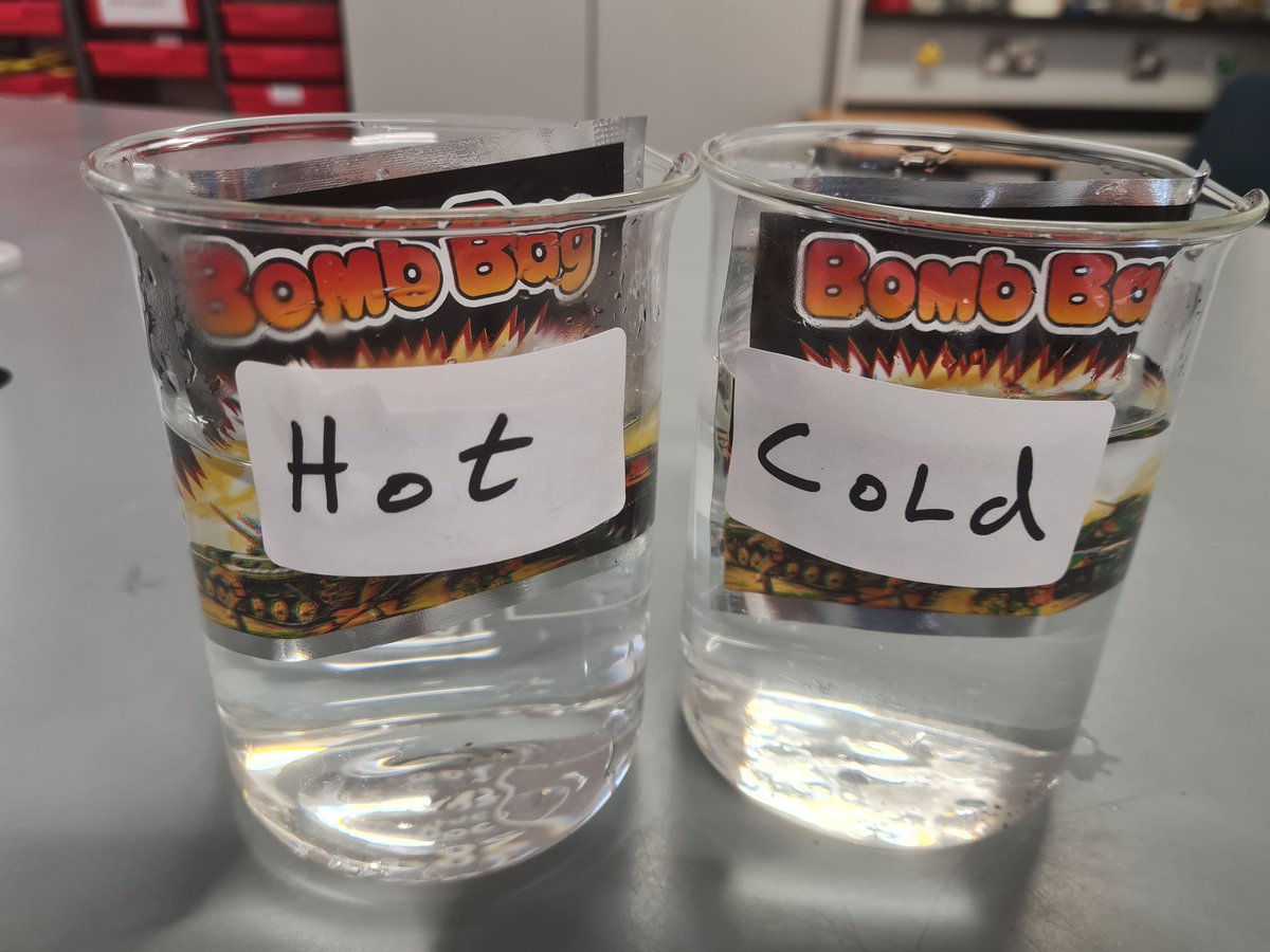 Mikekav66's tweet image. Rates of reaction at different temperatures with citric acid bomb bags.  #CW7 #jcscience