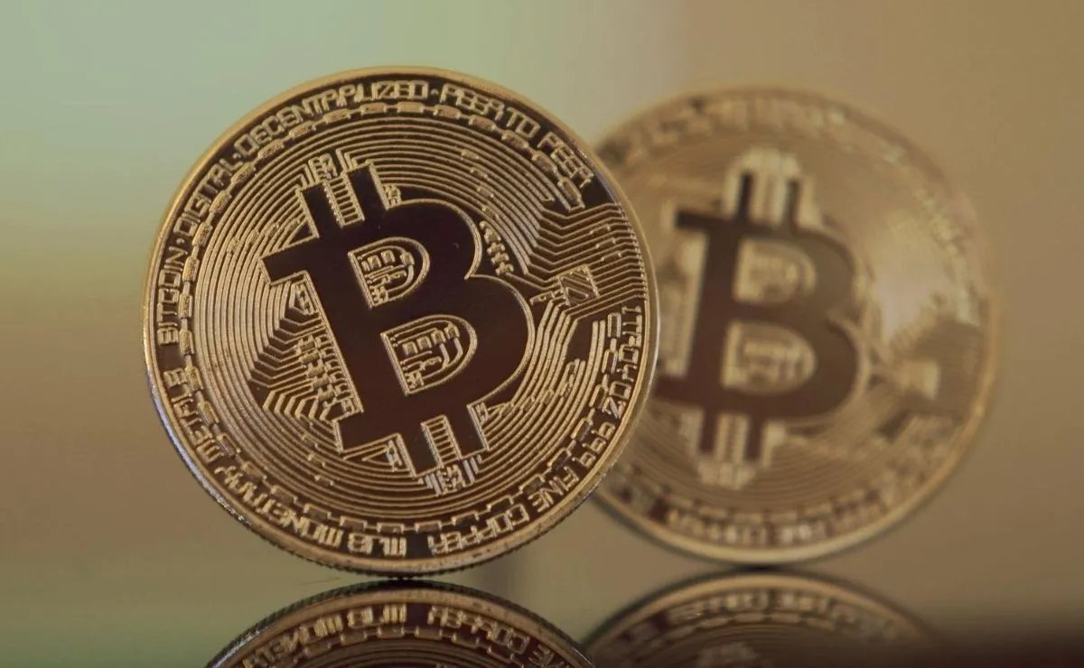 MiBolsillo_Co's tweet photo. Este día, la #criptomoneda más importante del sector ha logrado un precio aproximado de $121.990.377,391 pesos en #Colombia, un valor muy por debajo de la cotización promedio que tenía al iniciar la semana pasada.
#Criptomonedas #Bitcoin 
https://t.co/T8hduyWBJY https://t.co/VkpkUGEXQX