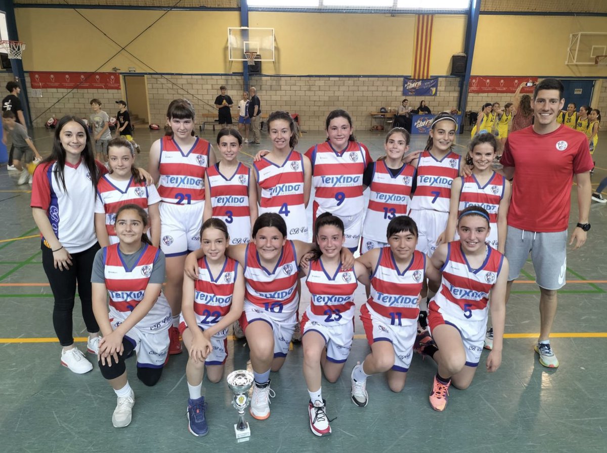 CBValls's tweet photo. El nostre femení categoria mini (B), CB Valls Òptiques Teixidó, s’ha proclamat campió de lliga. Gran feina esportiva de tot l’equip, però sobretot del @rogertp14 i la Laura Torvisco que, com a formador i formadora, ensenyen a les noies molt més que jugar a bàsquet. Enhorabona! https://t.co/LtR5jnzqSx