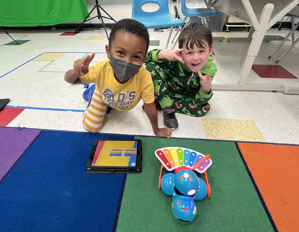 EduTechieTeach's tweet photo. #SSSASKindergarten continues to impress! They coded the Dash robot to play music with a Xylophone attachment. After calibrating the xylophone, they explored the tunes that are built in the app and then wrote their own song. @SSSASsaints #SSSASTechnology https://t.co/gmQRsrTo5W