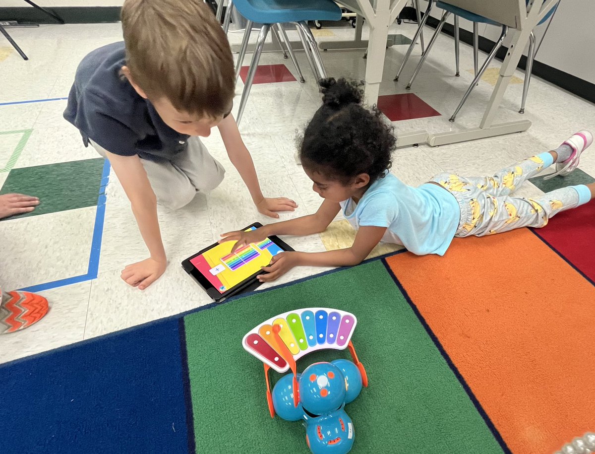 EduTechieTeach's tweet photo. #SSSASKindergarten continues to impress! They coded the Dash robot to play music with a Xylophone attachment. After calibrating the xylophone, they explored the tunes that are built in the app and then wrote their own song. @SSSASsaints #SSSASTechnology https://t.co/gmQRsrTo5W