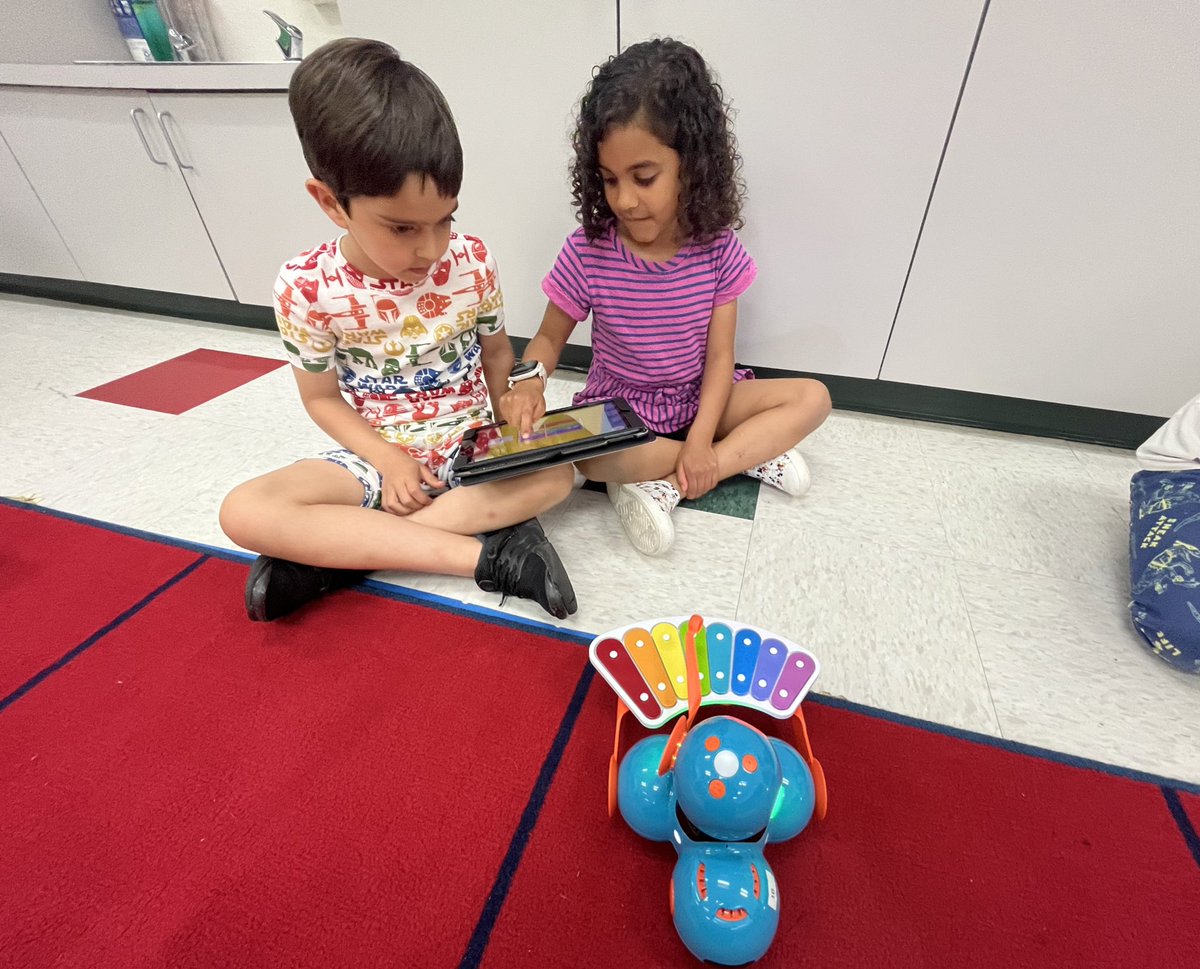 EduTechieTeach's tweet photo. #SSSASKindergarten continues to impress! They coded the Dash robot to play music with a Xylophone attachment. After calibrating the xylophone, they explored the tunes that are built in the app and then wrote their own song. @SSSASsaints #SSSASTechnology https://t.co/gmQRsrTo5W