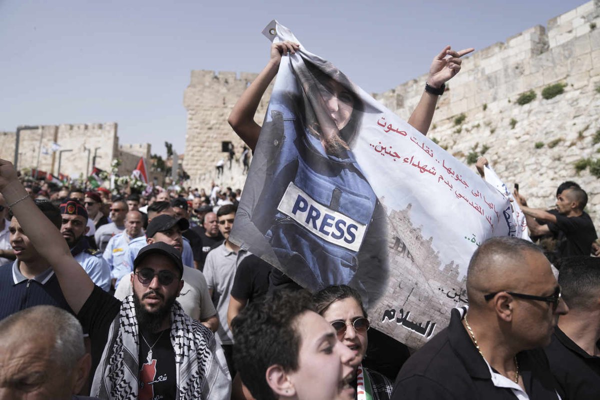 ozy's tweet image. Reporters Without Borders said 35 journalists have been killed while working in Israel and the occupied West Bank since 2000. The Israeli army refuses any responsibility. Read more &amp;gt;&amp;gt; bit.ly/3yB7GAN #ReportersWithoutBorders
