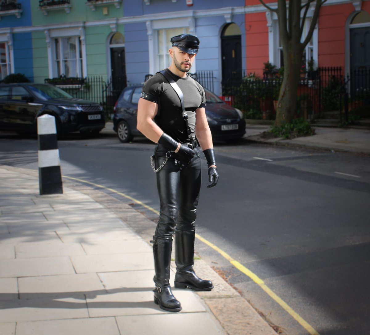 Retweet if you love tight leather 😈