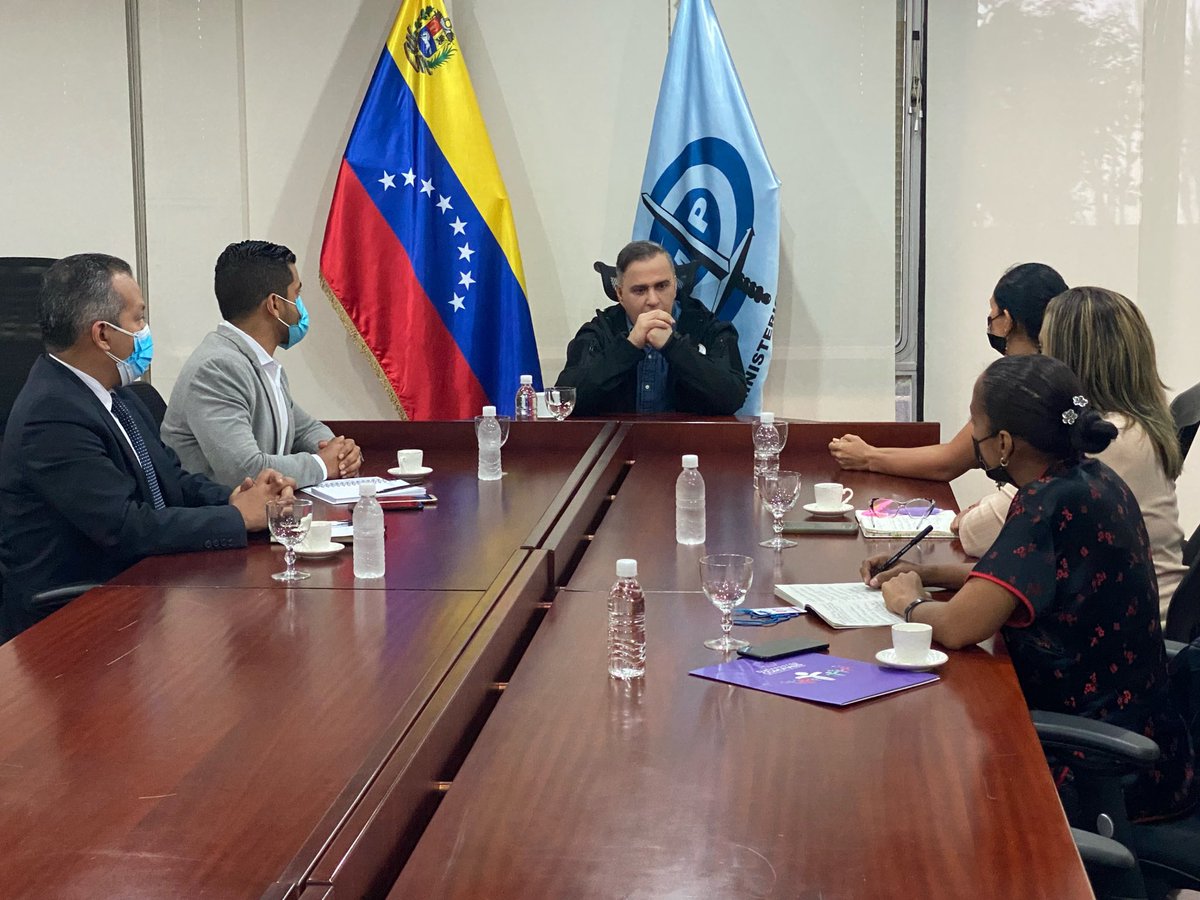 TarekWiliamSaab's tweet photo. #HOY reunido en la sede del Ministerio Público con la maestra Jermaris Oliveros #madre de Ariadna Jocxybel Parra Oliveros víctima de #femicidio agravado: ratificándole junto a nuestro equipo del @MinpublicoVEN la voluntad de hacer #Justicia en este lamentable hecho https://t.co/K8xk3fItIm