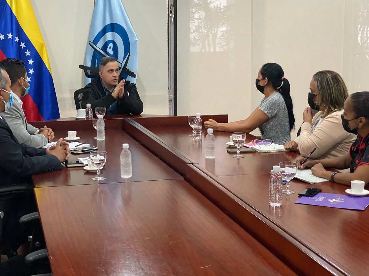 TarekWiliamSaab's tweet photo. #HOY reunido en la sede del Ministerio Público con la maestra Jermaris Oliveros #madre de Ariadna Jocxybel Parra Oliveros víctima de #femicidio agravado: ratificándole junto a nuestro equipo del @MinpublicoVEN la voluntad de hacer #Justicia en este lamentable hecho https://t.co/K8xk3fItIm