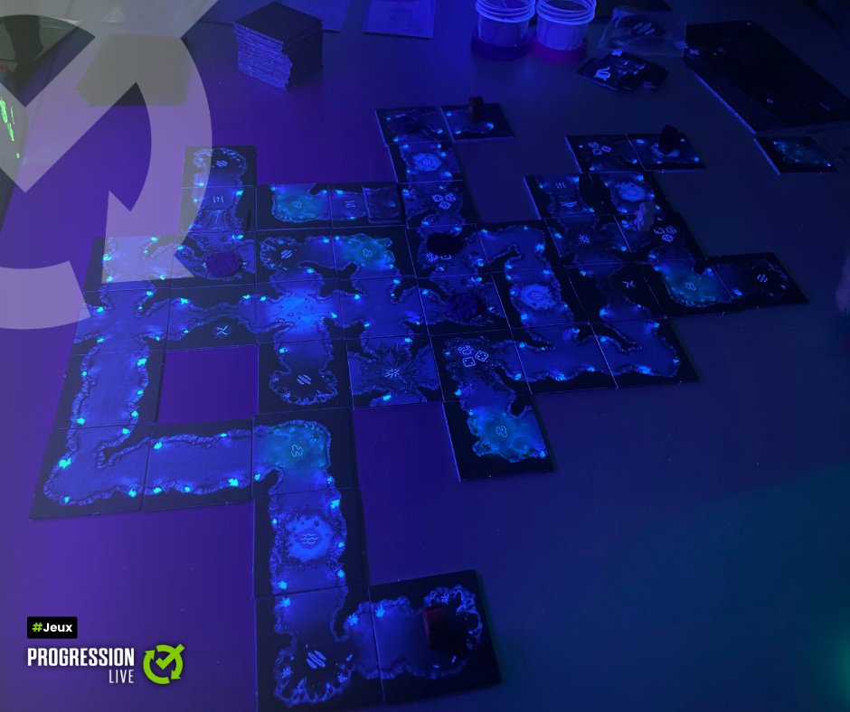 L'équipe a récemment découvert le jeu Subterra. Ils ont même ajouté une lampe de type « black light » pour rendre l'expérience plus immersive. Daniel, Steve, Cloé, Valérie et Louis-Philippe (derrière la caméra) ont eu une heure de dîner pas mal funky!