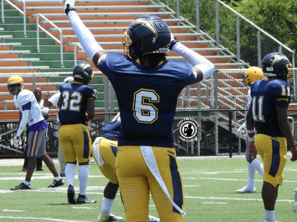 MicahKelley10's tweet photo. Senior year loading….😏🤫#ripmomo💔🕊 @JPrestonSports https://t.co/NgvsW17K5q