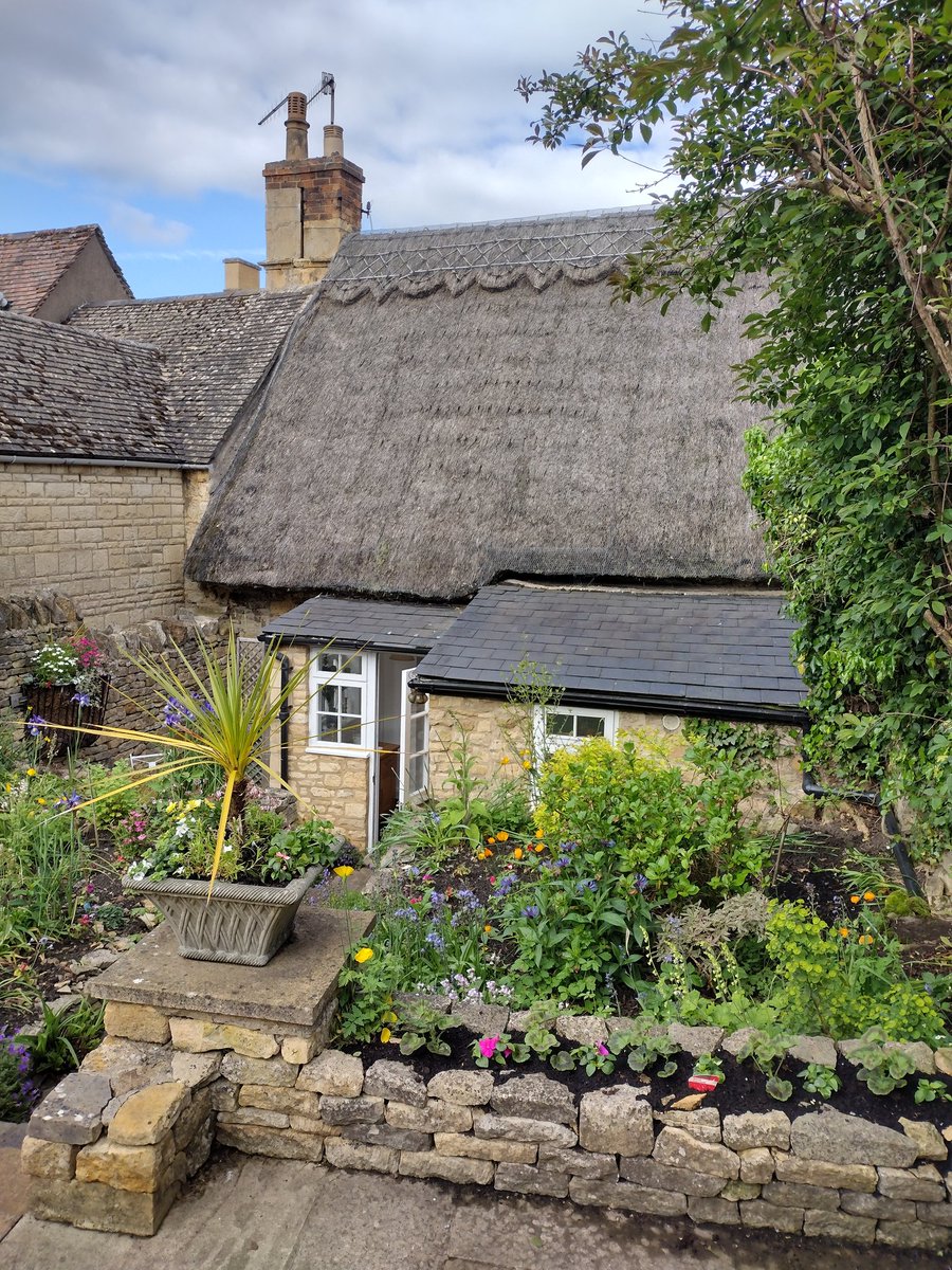 deadlygardener's tweet image. Tiny home for the next week. #OldCottage #PeriodLiving #TheThatchedCottage #ChippingCampden with @Helencello