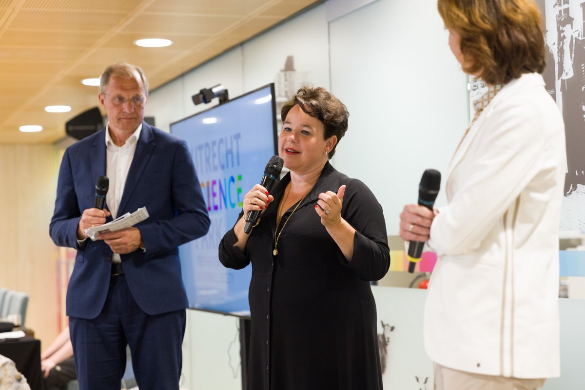 UtrechtSciPark's tweet photo. Het @UtrechtSciPark Café vandaag stond in het teken van “samen naar een gezond leven voor iedereen”. Burgemeester van @GemeenteUtrecht  @sharon_dijksma sprak over de (inter-)nationale profilering van stad en regio en de rol van het @UtrechtSciPark daarin
Foto: @sethcarnill (1/2) https://t.co/wBeCpyyFAw