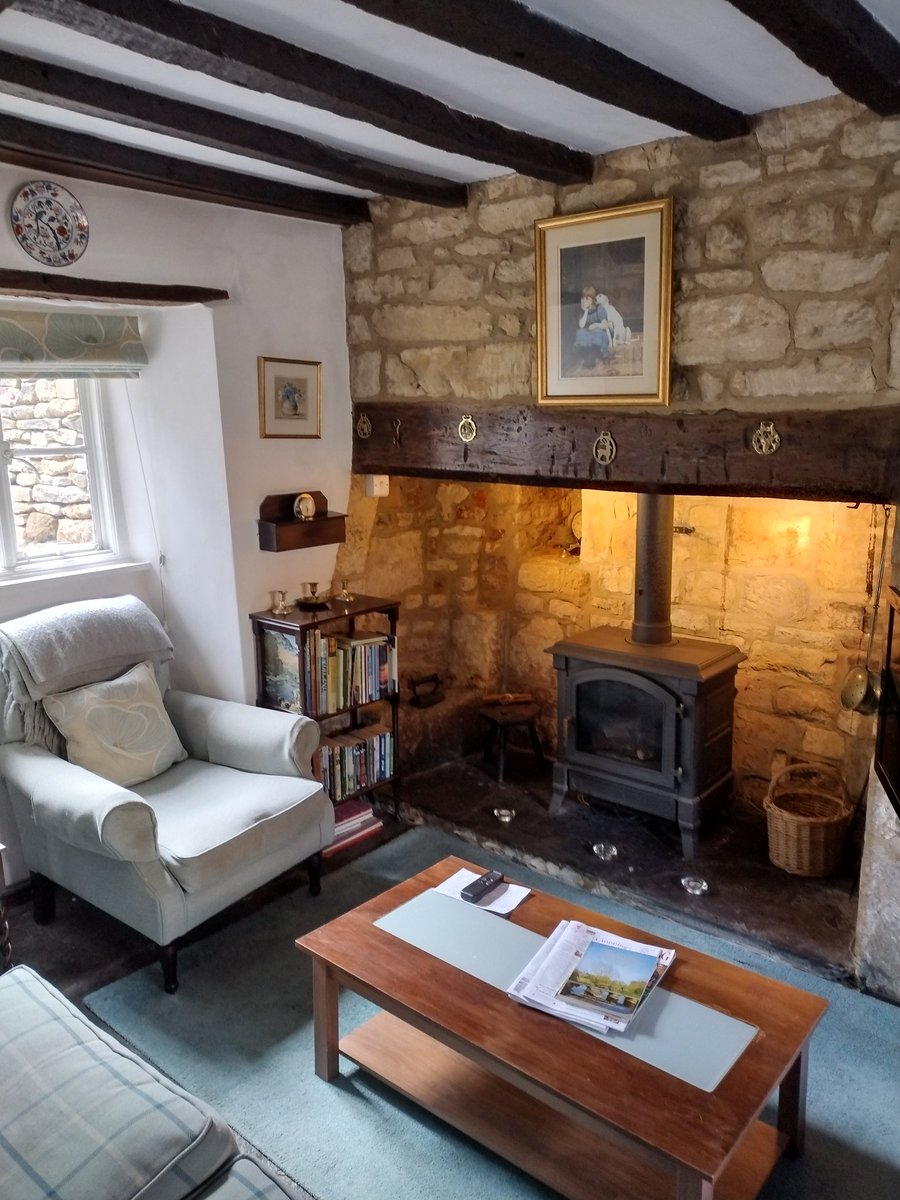 deadlygardener's tweet image. Tiny home for the next week. #OldCottage #PeriodLiving #TheThatchedCottage #ChippingCampden with @Helencello
