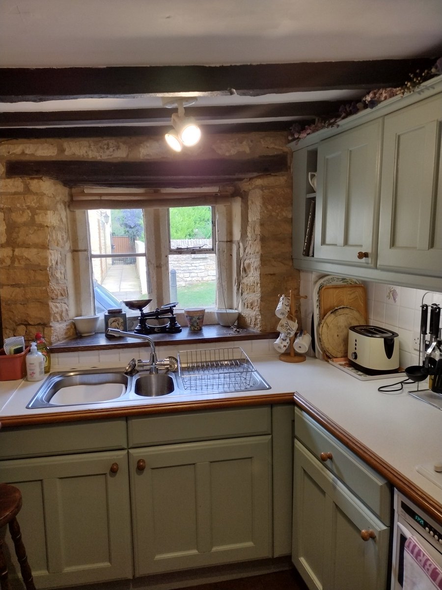deadlygardener's tweet image. Tiny home for the next week. #OldCottage #PeriodLiving #TheThatchedCottage #ChippingCampden with @Helencello