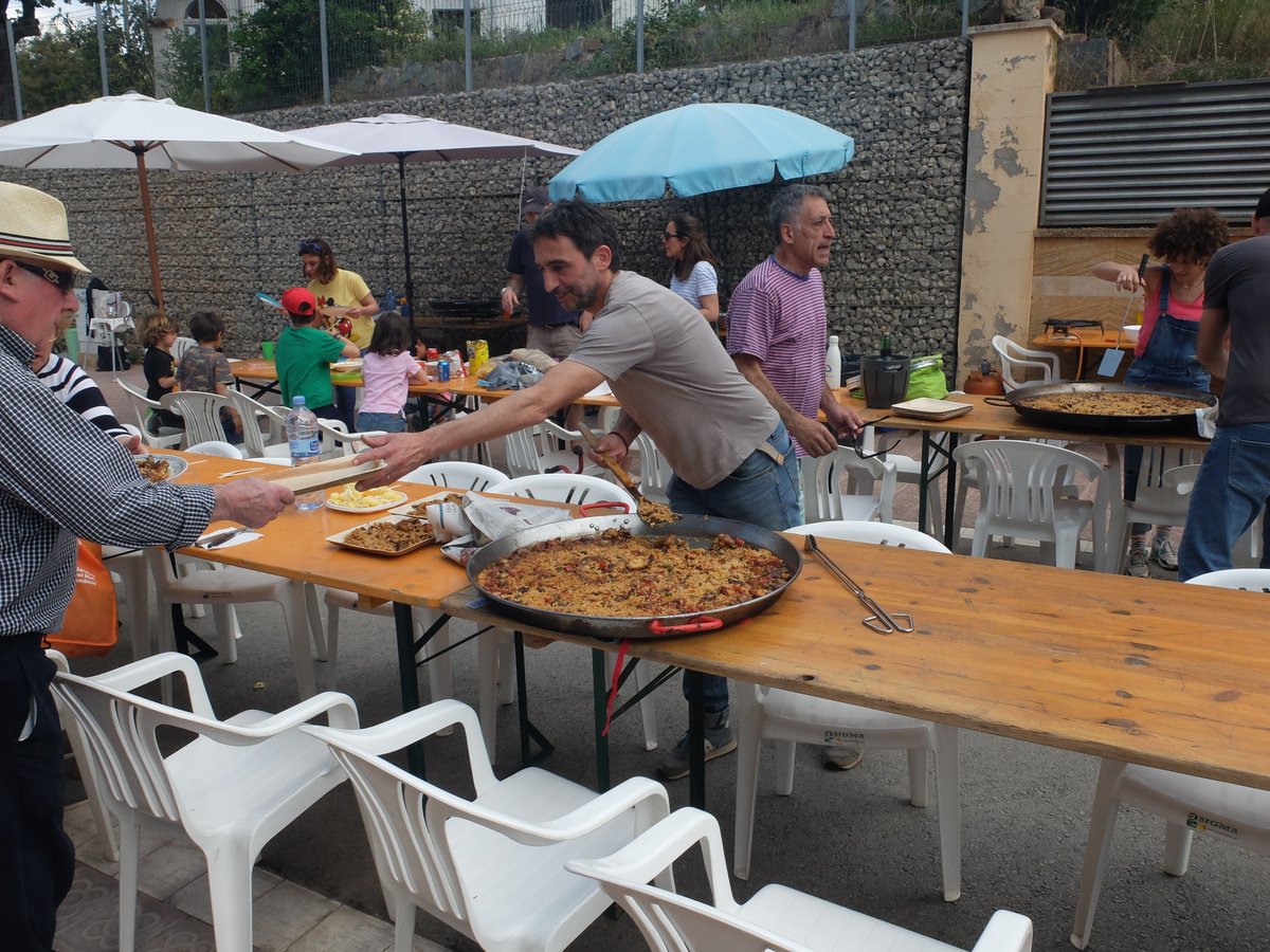 jmfeclavell's tweet photo. AVVCELM: PAELLADA DE VEÏNS AL BARRI CA N’ENRIC LA MIRANDA https://t.co/0vJa4UcR2H
#AVVCELM #canenriclamiranda #valldoreix #igersvalldoreix https://t.co/Rr5SZVMC9b