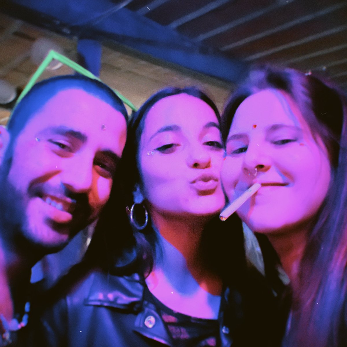 marrrr__d's tweet photo. Sapphire’s birthday 💥💛👽 https://t.co/vr2iVGHcIT