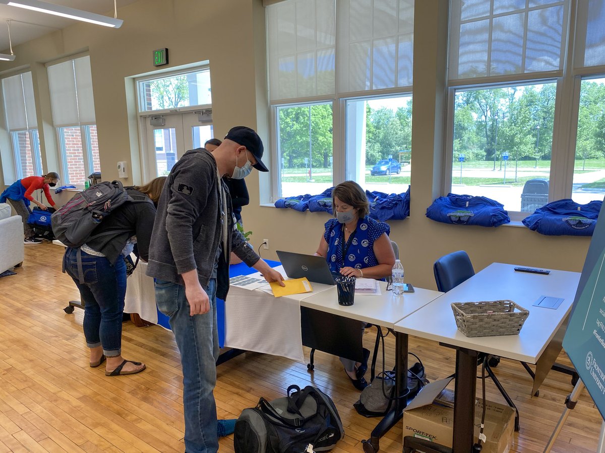 FrontierNursing's tweet photo. It's a GORGEOUS day in #Kentucky to welcome our #FrontierBound students to our Versailles campus for the first time! 🤩 https://t.co/bvP1BBEyqt