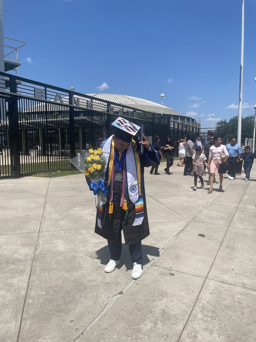 itselimfs's tweet photo. 4.0 gpa
summa cum laude
gtf scholar
gtf graduate of the year
alpha phi sigma cj honor society…
man u name it i got it 💯 doin it for all the trans bbys #visabilitymatters 🤍 https://t.co/V27maKh0uB