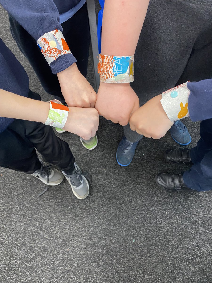 MrsHarveyStPat's tweet photo. We loved making our funky wristlets from recycled plastics today ♻️ @RIGArtsGreenock #pickupthree @StPatricksPS15 https://t.co/EwrfBfbIeO