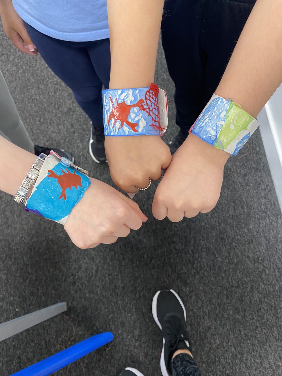 MrsHarveyStPat's tweet photo. We loved making our funky wristlets from recycled plastics today ♻️ @RIGArtsGreenock #pickupthree @StPatricksPS15 https://t.co/EwrfBfbIeO