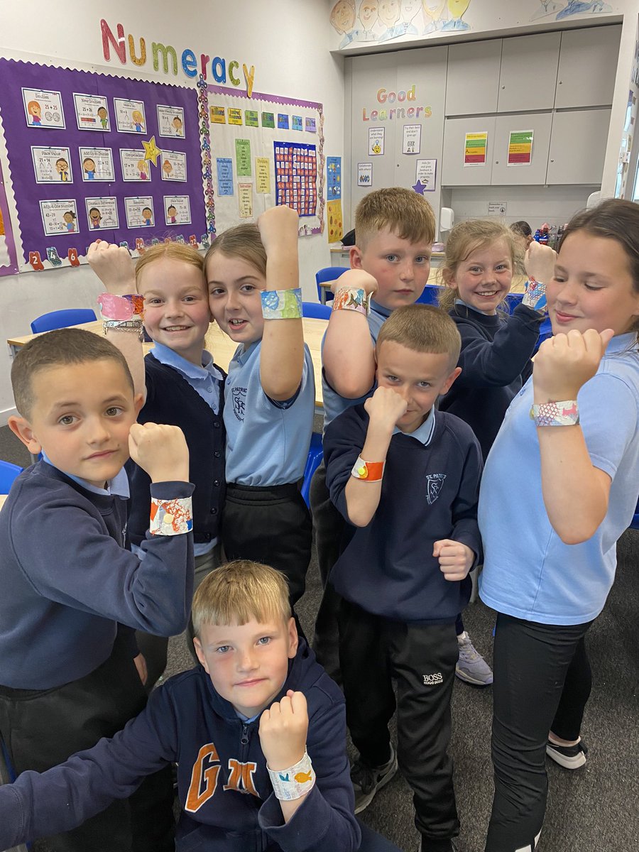 MrsHarveyStPat's tweet photo. We loved making our funky wristlets from recycled plastics today ♻️ @RIGArtsGreenock #pickupthree @StPatricksPS15 https://t.co/EwrfBfbIeO