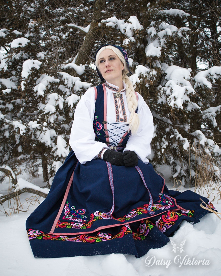 daisyviktoria's tweet photo. It's almost 17 mai! Tune in to my Youtube channel tomorrow to see what people wear to honor Norway!

#bunad #17mai #folkdräkt #folkedrakt #norway #norwegian #norwegianamerican #fantasydress #folkdress #folkcore #dirndl #folkcostume #elsa #traditionaldress #scandinavia https://t.co/uTSFRrCbyC